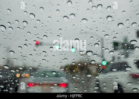 La guida sotto la pioggia a Los Angeles, Calfornia Foto Stock