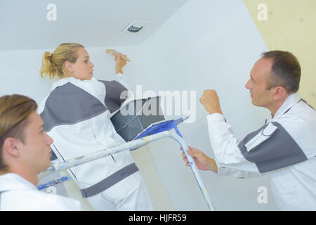 Femmina pittore apprendista al lavoro Foto Stock