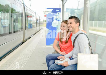 Coppia la fermata del tram Foto Stock