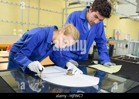 Giovane metallurgista durante il lavoro in laboratorio scuola Foto Stock