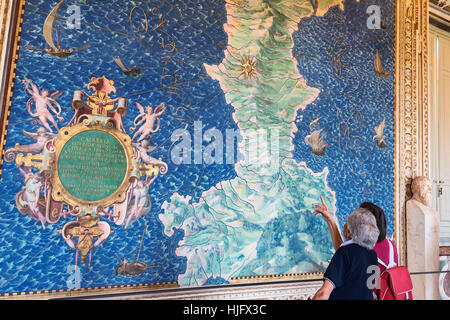 Ai visitatori di esplorare la mappa in galleria di mappe, Museo del Vaticano, Roma, Italia, Europa Foto Stock