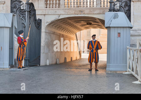 Due guardie svizzere di sentinella al di fuori la Basilica di San Pietro e la Città del Vaticano, Roma, Italia, Europa Foto Stock