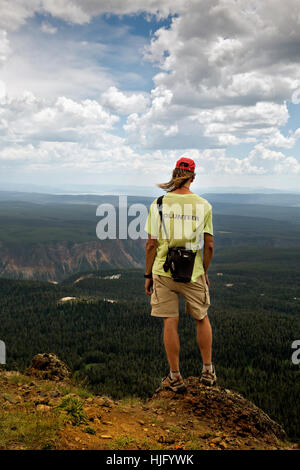 WYOMING - escursionista su Mt Washburn trail affacciato sul Grand Canyon di Yellowstone,Hayden Valley e il Lago Yellowstone area . Foto Stock