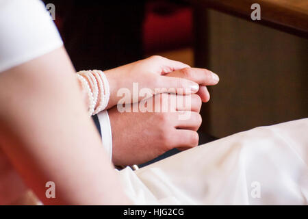 Sposa,abito da sposa,bouquet nuziale,in piedi,anniversario di matrimonio,wedding,groom,matrimonio,promessa,forever,più belle,giorno,a,wom Foto Stock