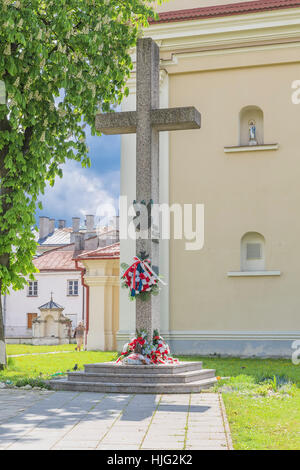 Un monumento in forma di una grande croce - Croce di Katyn in Zamosc Foto Stock