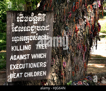 Struttura di uccisione contro cui carnefici battere i bambini - Sito Commemorativo dei campi di sterminio - Choeung Ek, Museo della Cambogia ( fossa comune delle vittime da Pol Pot - Khmer rossi dal 1963 - 1997. ) Phnom Penh Cambogia Foto Stock