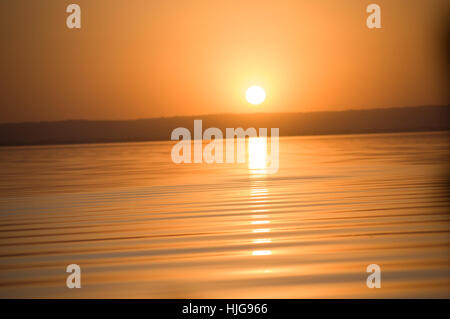 Bel colore arancione tramonto sul Lago di Hawassa in Etiopia, riflessa nell'acqua Foto Stock