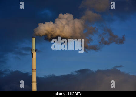 Il fumo dalla ciminiera, EnBW power plant e impianto di incenerimento dei rifiuti in Stuttgart-Münster, Stoccarda, Baden-Württemberg, Germania Foto Stock