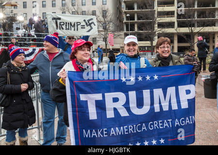 Washington DC, Stati Uniti d'America - 20 Gennaio 2017 - sostenitori e di un manifestante in Pennsylvania Avenue durante la cerimonia di insediamento del presidente Donald Trump. Foto Stock