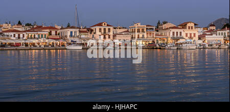 Tramonto al porto di Aegina, capitale di Aegina Island, un'ora di viaggio dal Pireo e ad Atene, golfo Saronico, Grecia Foto Stock