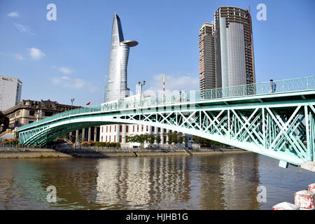 Rainbow Bridge e Bitexco Financial Tower, Ho Chi Minh City, Vietnam Foto Stock