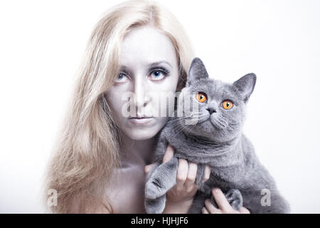 Ritratto di una giovane donna con un grigio britannico cat Foto Stock