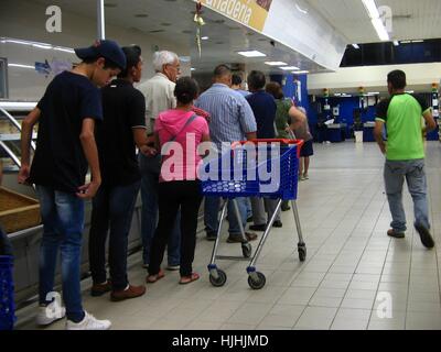 Puerto Ordaz, Venezuela. 23 gennaio 2017. La vita di ogni giorno in cerca di cibo all'entrata di un supermercato in Puerto Ordaz, venezuelani dovrebbero visitare numerosi supermercati in cerca di cibo a causa della scarsità di diversi elementi nella base del paniere alimentare. Jorgeprz/Alamy Live News Foto Stock