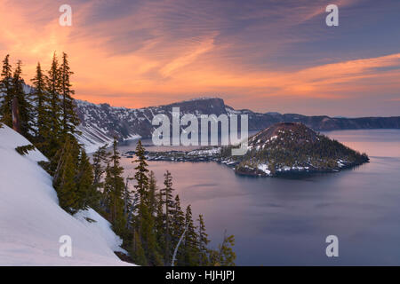 Vista su Wizard Island nel cratere del lago in Oregon, USA. Fotografato al tramonto. Foto Stock