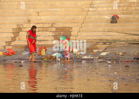 Bagnanti nel sacro Gange, Varanasi, (o Benares) Uttar Pradesh, India Foto Stock