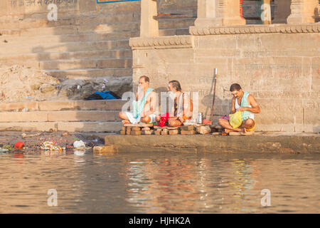 Bramino religiosi sulle rive del fiume santo Ganges, Varanasi, Uttar Pradesh, India Foto Stock