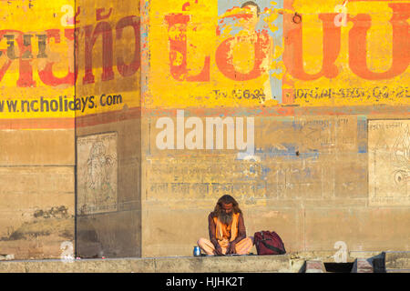 Bramino religiosi sulle rive del fiume santo Ganges, Varanasi, Uttar Pradesh, India Foto Stock