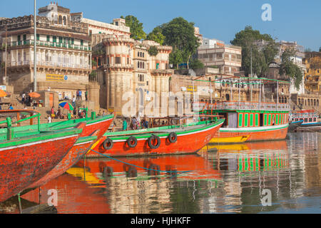 Edifici e ghats lungo il fiume Gange, a Veranasi, Uttar Pradesh, India (talvolta chiamato Banares o Kashi) Foto Stock