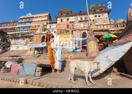 Edifici e ghats lungo il fiume Gange, a Veranasi, Uttar Pradesh, India (talvolta chiamato Banares o Kashi) Foto Stock