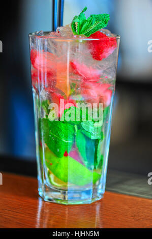 Bar, Taverna, vetro, calice, tumbler, cibo, aliment, leaf, bere acqua potabile, Foto Stock