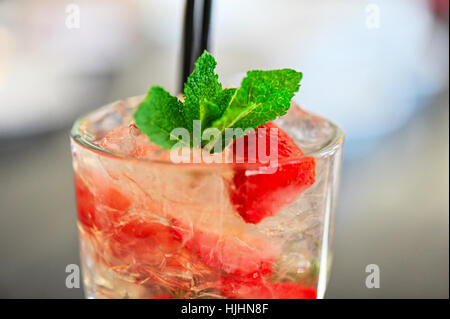 Bar, Taverna, vetro, calice, tumbler, cibo, aliment, leaf, bere acqua potabile, Foto Stock