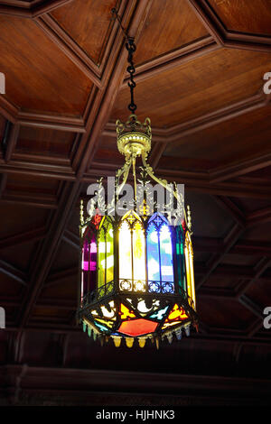 Antico lampadario nel Vorontsov Palace in Crimea, close-up Foto Stock