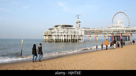 I turisti sulla spiaggia vicino a Scheveningen molo del Mare del Nord sulla spiaggia di Scheveningen - Den Haag (L'Aia), Paesi Bassi Foto Stock