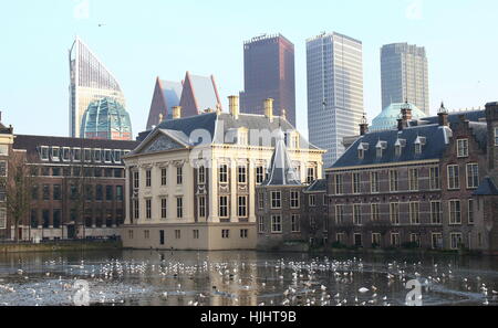 Moderno skyline di l'Aia (Den Haag), Paesi Bassi con Hofvijver Pond. In centro arte museo Mauritshuis, (Maurice casa) Foto Stock