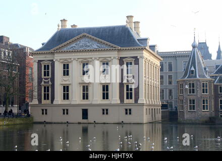 Arte museo Mauritshuis, Centrale L'Aia (Den Haag), Paesi Bassi. Hofvijver Pond. Het Torentje del Primo Ministro Rutte sulla destra Foto Stock