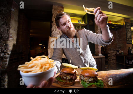 Pub e ristoranti potrebbe presto essere multati per servire triple-chip cotti, Andy Balla, manager di White Lion pub, Finsbury Park Regno Unito Foto Stock