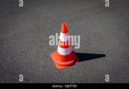 Bianco e arancione cono stradale. Segnale di sicurezza utilizzate per  prevenire incidenti durante la costruzione di strade Foto stock - Alamy