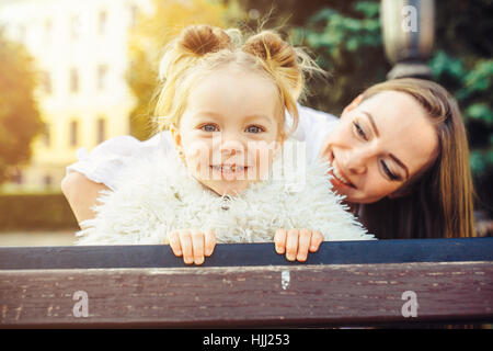 Madre e figlia piccola in un parco Foto Stock