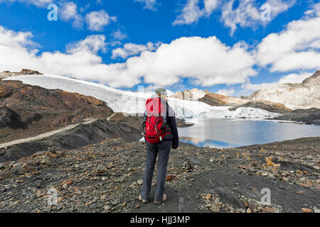 Il Perù, Ande Cordillera Blanca, Parco Nazionale del Huascaran, turistico in piedi alla sponda del ghiacciaio Pastoruri lago Foto Stock