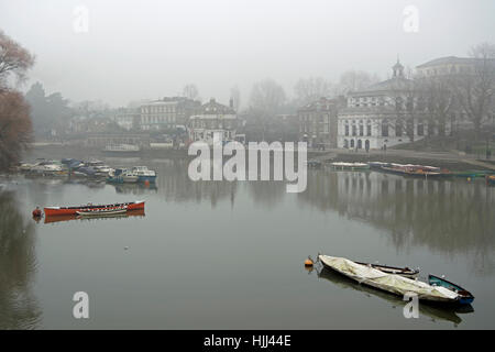 Il fiume Tamigi a Richmond, Surrey, Inghilterra, visto da Richmond Bridge su una calma e nebbioso giorno Foto Stock