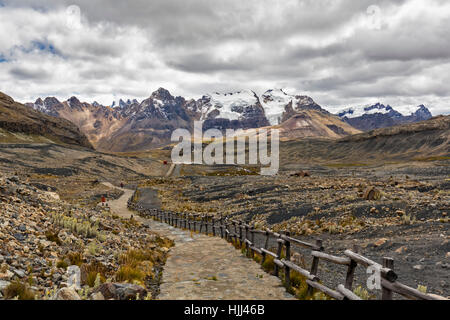 Il Perù, Ande Cordillera Blanca, Parco Nazionale del Huascaran, Nevado Mururaju, sentiero escursionistico al ghiacciaio Pastoruri Foto Stock