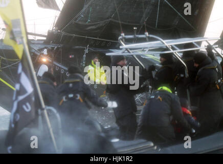 Un supporto craft fianchi marinaio britannico Alex Thomson (sullo sfondo al centro) come egli celebra la finitura secondo in Vendee Globe gara a Les Sables d'Olonne, Francia occidentale. Stampa foto di associazione. Picture Data: venerdì 20 gennaio, 2017. Foto di credito dovrebbe leggere: Yui Mok/PA FILO Foto Stock