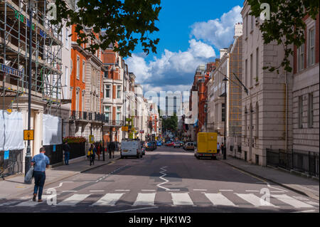 Guardando lungo Brook Street da Grosvenor Square mayfair london, con il centro in lontananza Foto Stock
