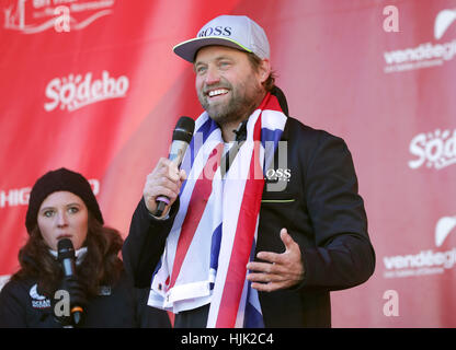 Marinaio britannico Alex Thomson parlando sul palcoscenico dopo arrivando in seconda in Vendee Globe gara a Les Sables d'Olonne, Francia occidentale. Stampa foto di associazione. Picture Data: venerdì 20 gennaio, 2017. Foto di credito dovrebbe leggere: Yui Mok/PA FILO Foto Stock