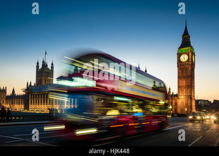 Vista notte a Londra bus, double decker e big ben Foto Stock