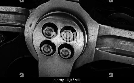 Close up di un motore a vapore asta di accoppiamento che mostra il dettaglio delle viti e un cast di una graniglia di acciaio presso la ferrovia Bluebell West Sussex England Regno Unito. Foto Stock