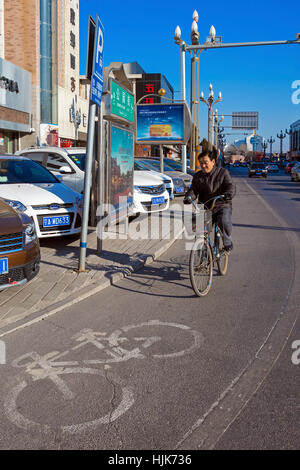 Ciclista in bicicletta lane, Yinchuan, Ningxia, Cina Foto Stock