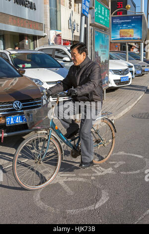 Ciclista in bicicletta lane, Yinchuan, Ningxia, Cina Foto Stock