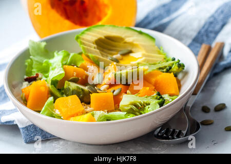 Una sana insalata con zucca, couscous e avocado. Amore per un sano cibo vegan concept Foto Stock