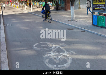 Ciclista in bicicletta lane, Yinchuan, Ningxia, Cina Foto Stock