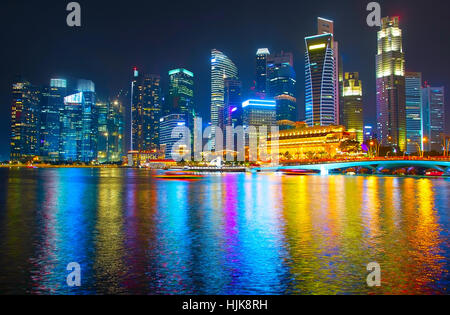 Vista di Singapore Downtown Core riflessa in un fiume Foto Stock