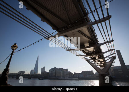 Scene del Millennium Bridge, guardando a sud verso Bankside & Tate Modern, il fiume Tamigi, a Londra, Inghilterra, Regno Unito. Foto Stock