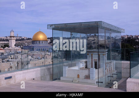 Vista di un modello che rappresenta il secondo tempio ebraico costruito da Michael Osanis (2009) sulla sommità di Aish HaTorah Yeshiva con vista sullo sfondo della Cupola della Roccia moschea chiamato anche "Haram al-Sharif' sul Monte del Tempio nella Città Vecchia di Gerusalemme Est, Israele Foto Stock