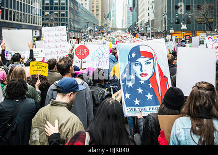 Dimostranti presso le donne del marzo che ha avuto luogo a New York City nel gennaio 21st, 2017. Foto Stock