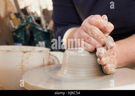 Close Up di Potter Creta su ruota Foto Stock