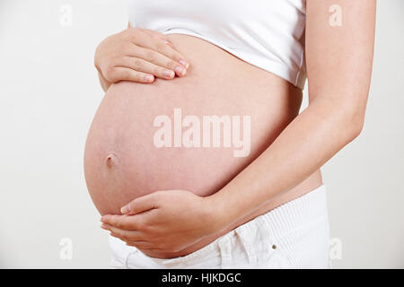 Close up della donna incinta pancia di contenimento Foto Stock